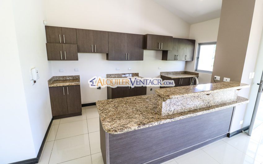 Condo contemporáneo de un nivel con jardín en Guachipelín Escazú