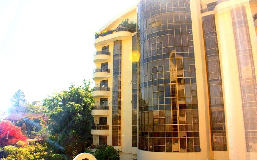 Apartamento amueblado de 224 m2 de 3 habit.+ oficina y vista en San Rafael Escazú