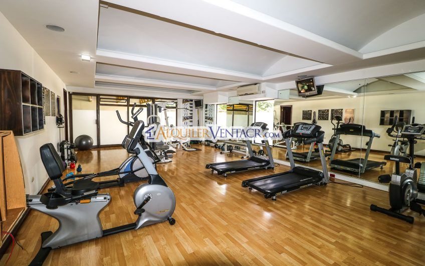 Apartamento amueblado de 224 m2 de 3 habit.+ oficina y vista en San Rafael Escazú