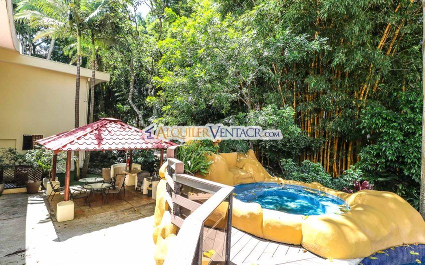 Apartamento amueblado de 224 m2 de 3 habit.+ oficina y vista en San Rafael Escazú