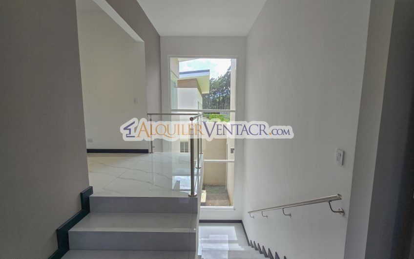 Para Estrenar! Casa de 305 m2 con 546 m2 de lote en Guachipelín Escazú