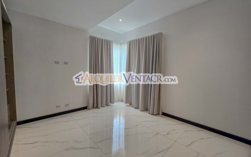 Para Estrenar! Casa de 305 m2 con 546 m2 de lote en Guachipelín Escazú
