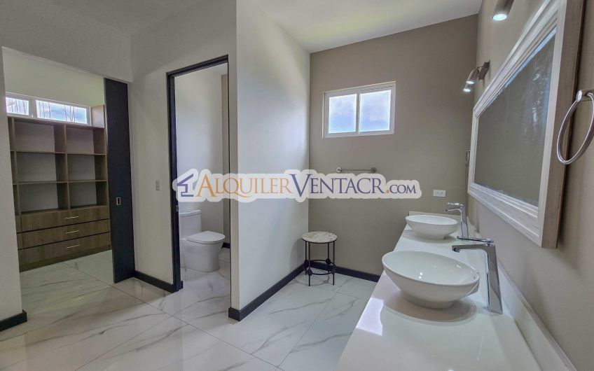 Para Estrenar! Casa de 305 m2 con 546 m2 de lote en Guachipelín Escazú