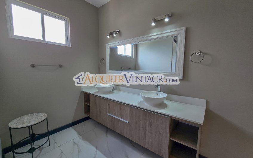Para Estrenar! Casa de 305 m2 con 546 m2 de lote en Guachipelín Escazú