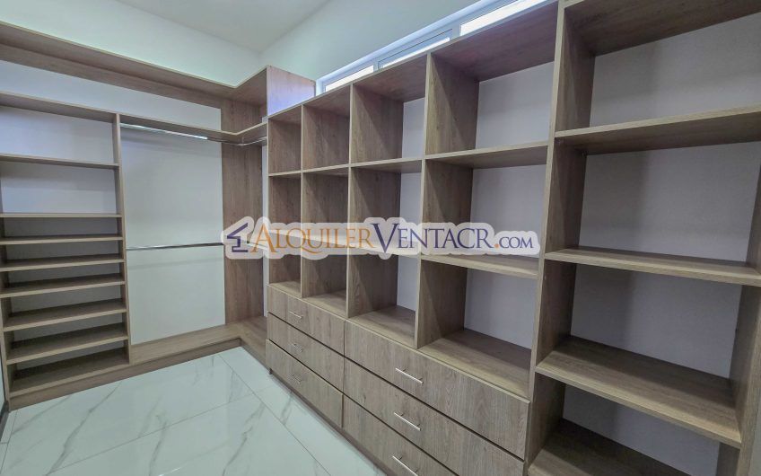 Para Estrenar! Casa de 305 m2 con 546 m2 de lote en Guachipelín Escazú