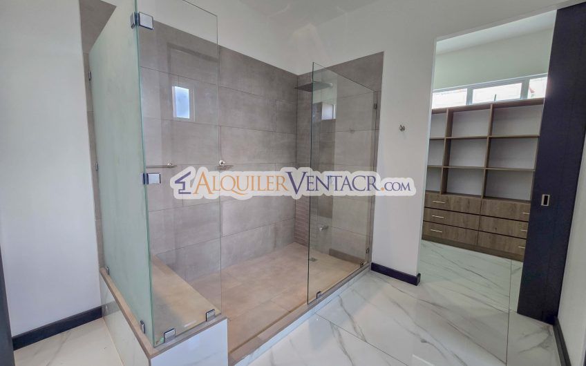 Para Estrenar! Casa de 305 m2 con 546 m2 de lote en Guachipelín Escazú