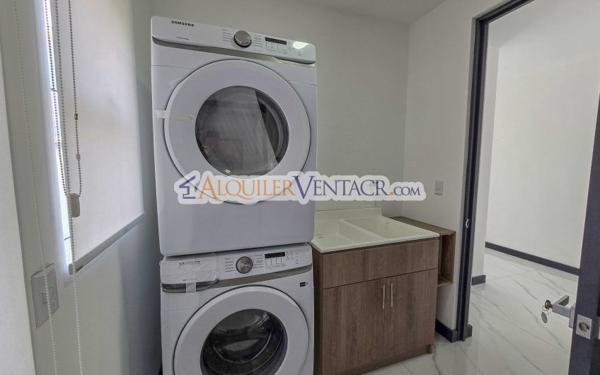 Para Estrenar! Casa de 305 m2 con 546 m2 de lote en Guachipelín Escazú