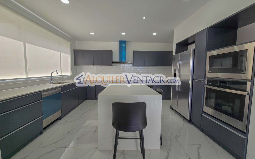 Para Estrenar! Casa de 305 m2 con 546 m2 de lote en Guachipelín Escazú