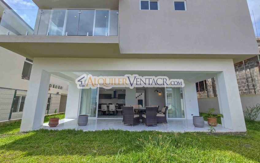 Para Estrenar! Casa de 305 m2 con 546 m2 de lote en Guachipelín Escazú