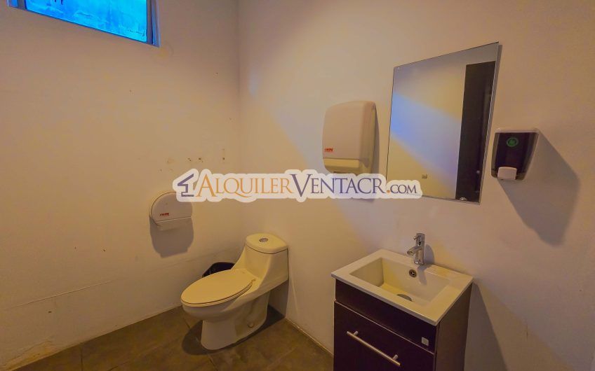 Edificio de 951 m2 para oficinas o comercio en Santa Ana Pozos