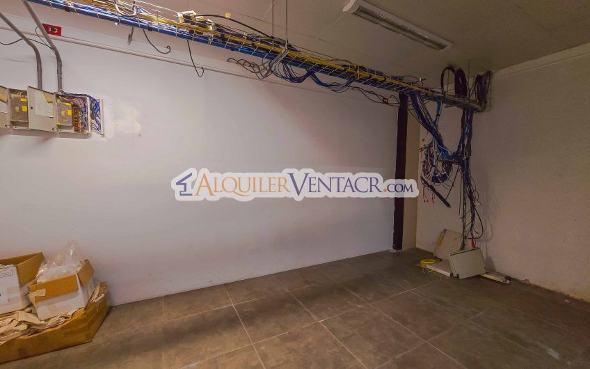 Edificio de 951 m2 para oficinas o comercio en Santa Ana Pozos