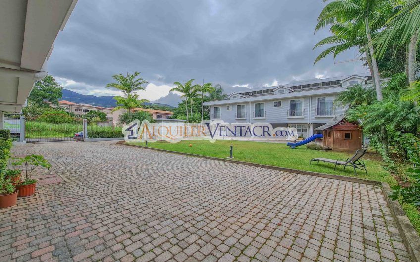 Condominio de 311 m2 en Trejos Montealegre x Avenida Escazú