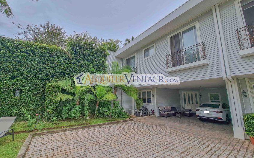 Condominio de 311 m2 en Trejos Montealegre x Avenida Escazú