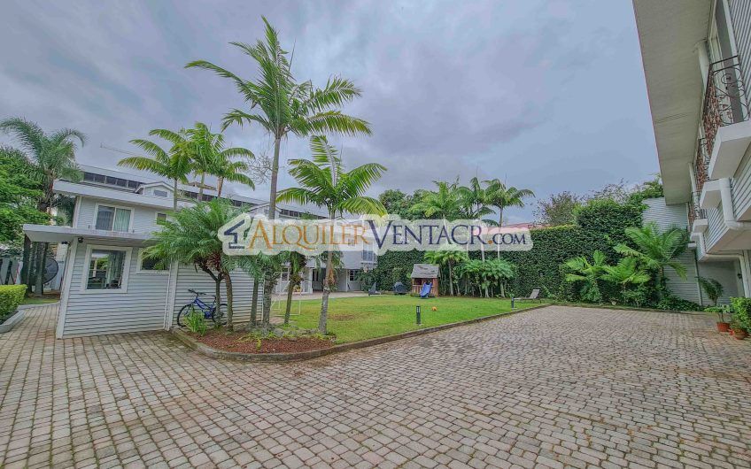 Condominio de 311 m2 en Trejos Montealegre x Avenida Escazú