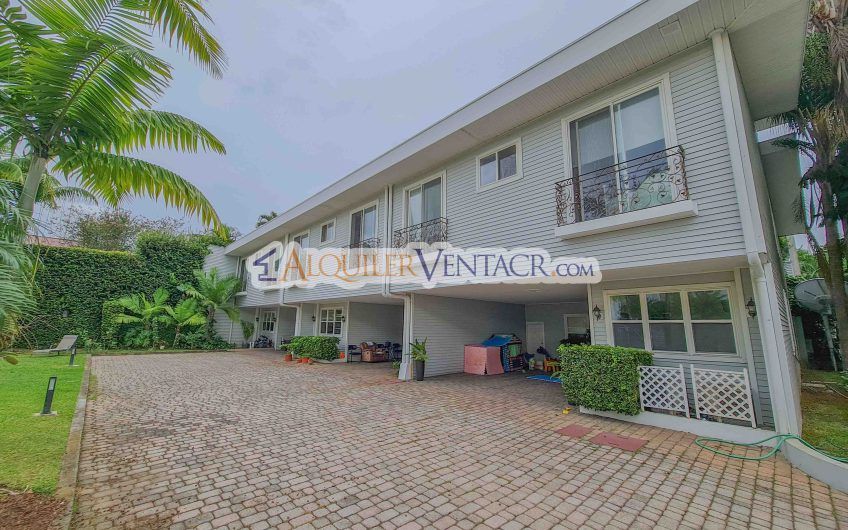 Condominio de 311 m2 en Trejos Montealegre x Avenida Escazú