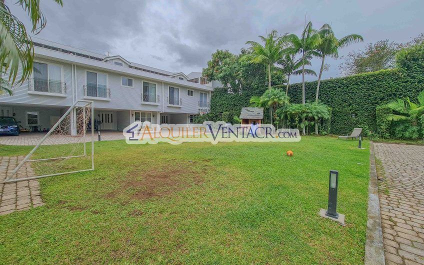 Condominio de 311 m2 en Trejos Montealegre x Avenida Escazú