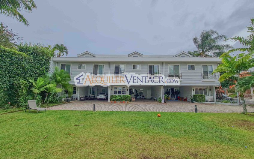 Condominio de 311 m2 en Trejos Montealegre x Avenida Escazú