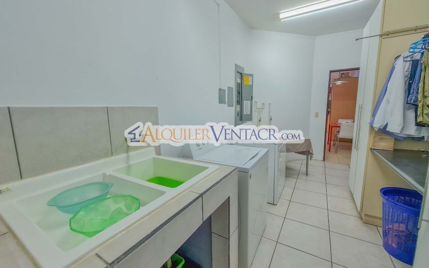 Condominio de 311 m2 en Trejos Montealegre x Avenida Escazú