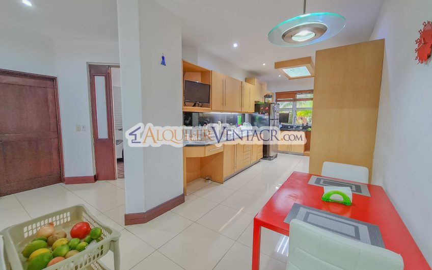Condominio de 311 m2 en Trejos Montealegre x Avenida Escazú