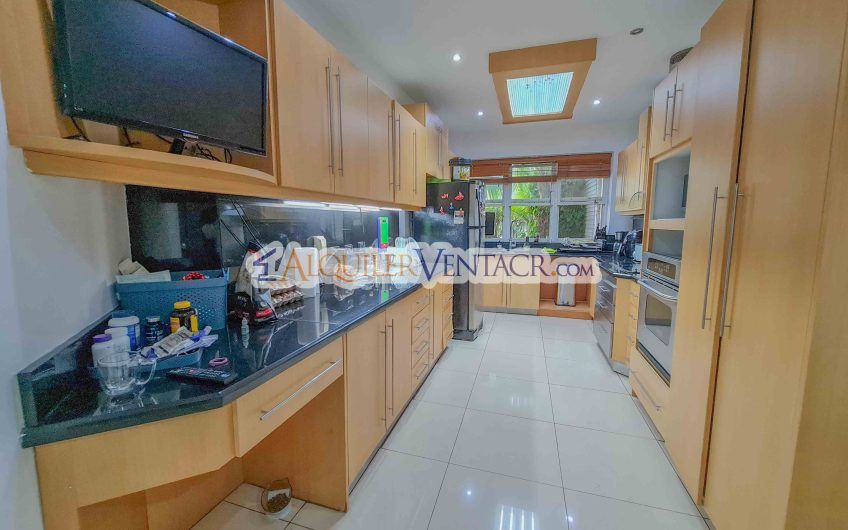 Condominio de 311 m2 en Trejos Montealegre x Avenida Escazú