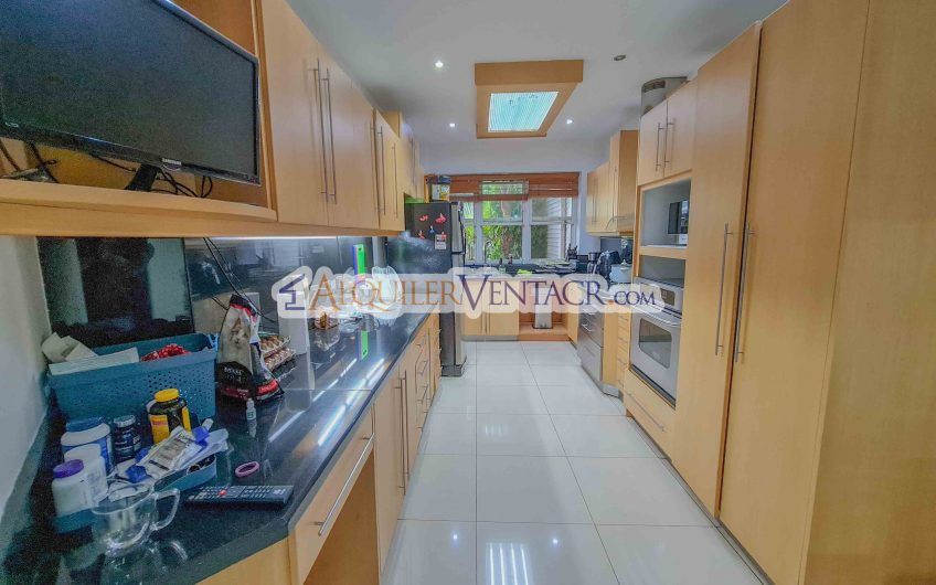 Condominio de 311 m2 en Trejos Montealegre x Avenida Escazú