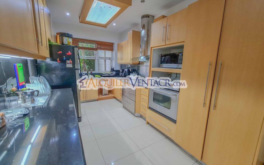 Condominio de 311 m2 en Trejos Montealegre x Avenida Escazú