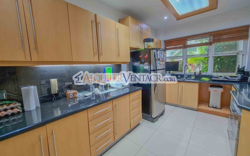 Condominio de 311 m2 en Trejos Montealegre x Avenida Escazú