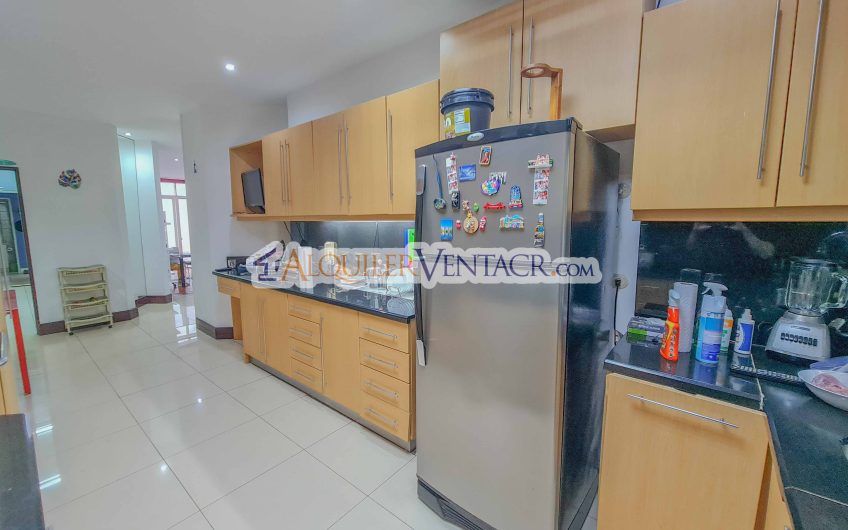 Condominio de 311 m2 en Trejos Montealegre x Avenida Escazú