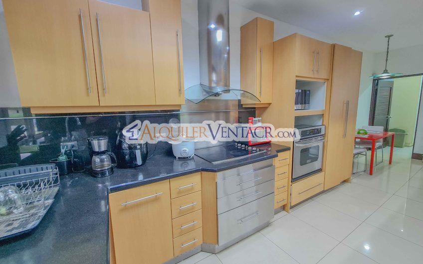 Condominio de 311 m2 en Trejos Montealegre x Avenida Escazú