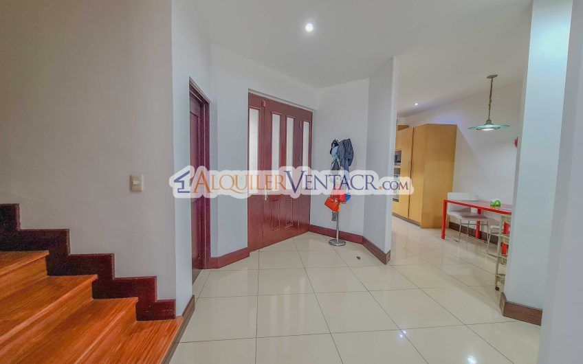 Condominio de 311 m2 en Trejos Montealegre x Avenida Escazú