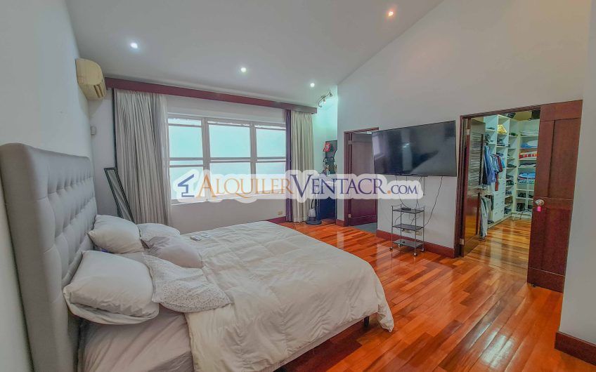 Condominio de 311 m2 en Trejos Montealegre x Avenida Escazú