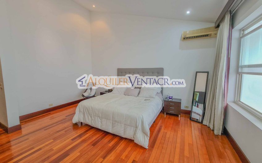 Condominio de 311 m2 en Trejos Montealegre x Avenida Escazú