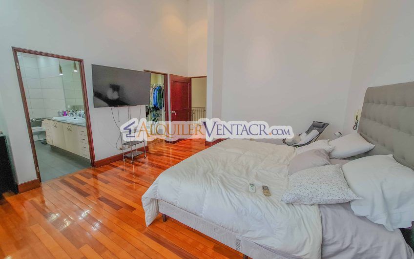 Condominio de 311 m2 en Trejos Montealegre x Avenida Escazú
