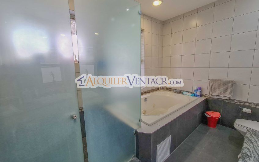 Condominio de 311 m2 en Trejos Montealegre x Avenida Escazú