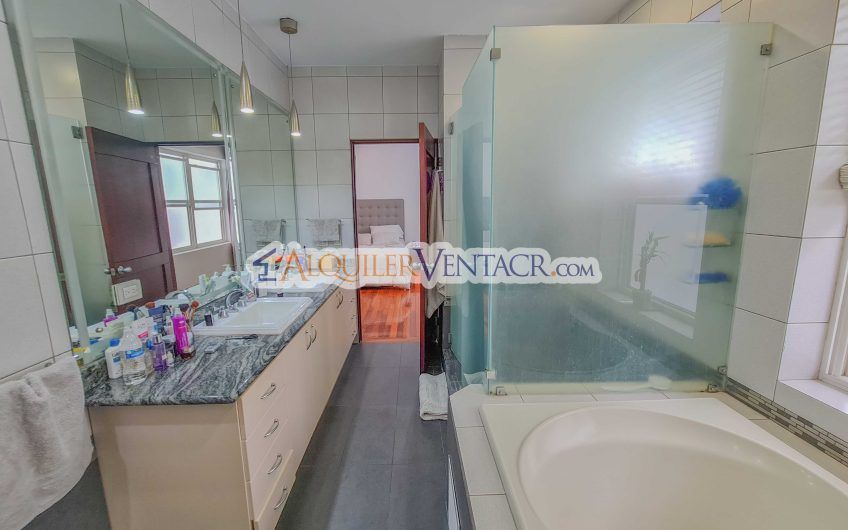 Condominio de 311 m2 en Trejos Montealegre x Avenida Escazú