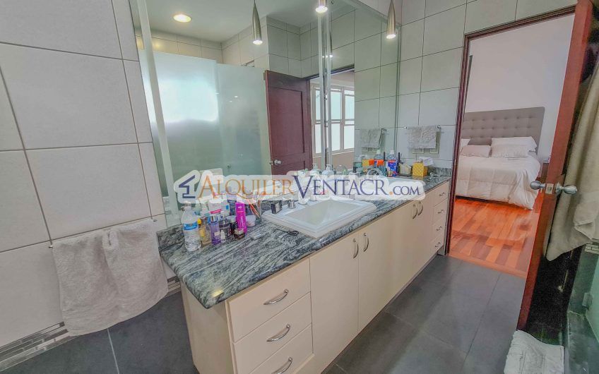 Condominio de 311 m2 en Trejos Montealegre x Avenida Escazú
