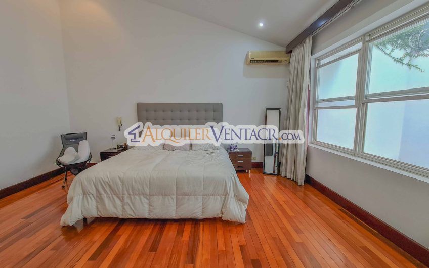 Condominio de 311 m2 en Trejos Montealegre x Avenida Escazú