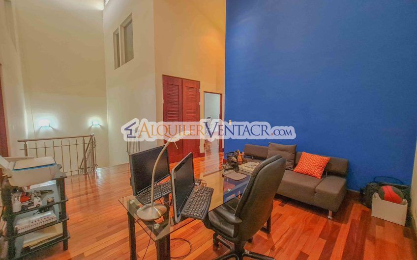 Condominio de 311 m2 en Trejos Montealegre x Avenida Escazú