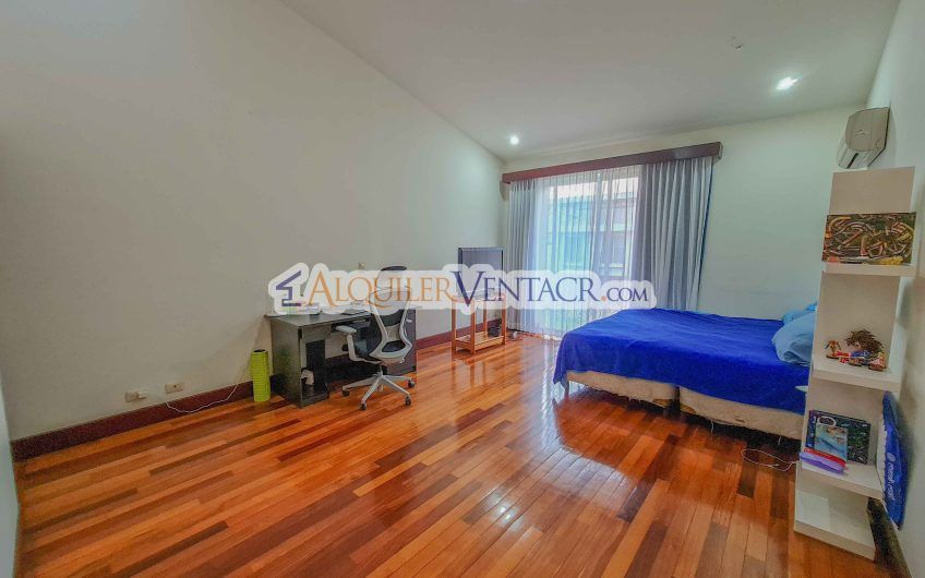 Condominio de 311 m2 en Trejos Montealegre x Avenida Escazú