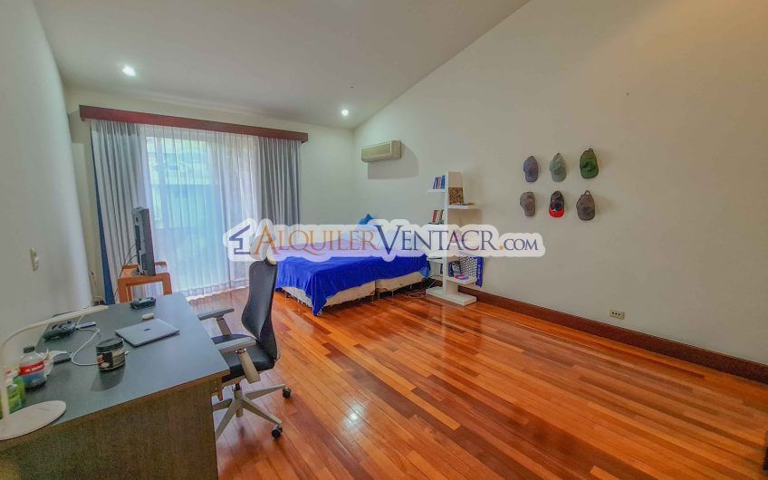 Condominio de 311 m2 en Trejos Montealegre x Avenida Escazú