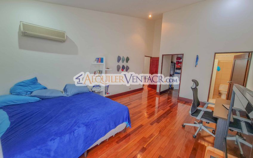 Condominio de 311 m2 en Trejos Montealegre x Avenida Escazú