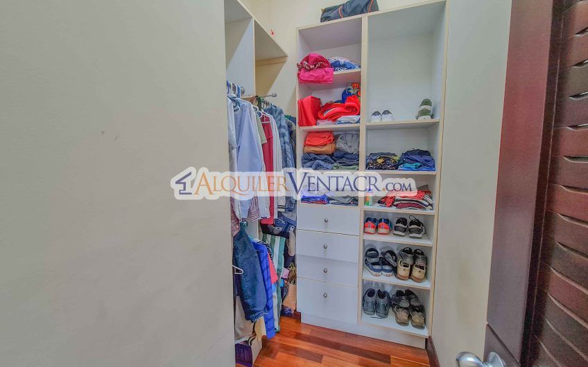 Condominio de 311 m2 en Trejos Montealegre x Avenida Escazú
