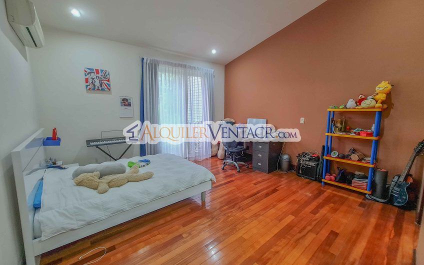Condominio de 311 m2 en Trejos Montealegre x Avenida Escazú
