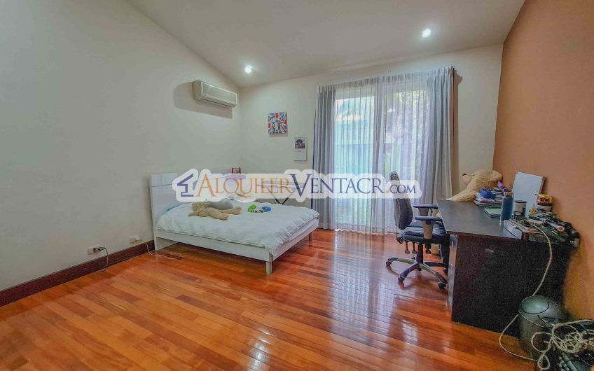 Condominio de 311 m2 en Trejos Montealegre x Avenida Escazú