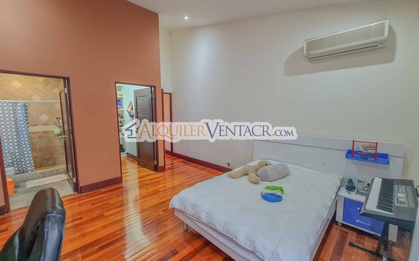 Condominio de 311 m2 en Trejos Montealegre x Avenida Escazú