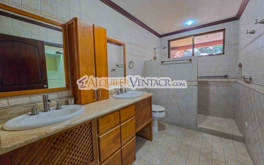 Condo de Un Nivel con Piscina Propia en Guachipelín Escazú