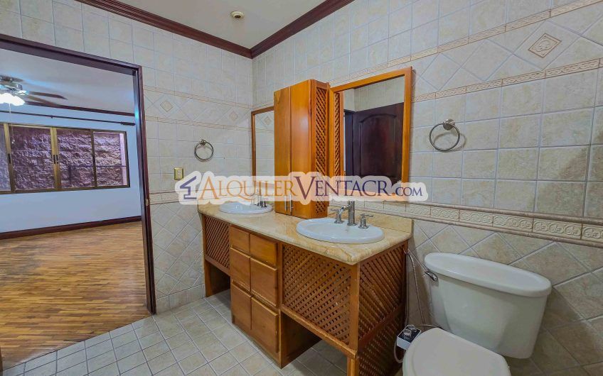 Condo de Un Nivel con Piscina Propia en Guachipelín Escazú