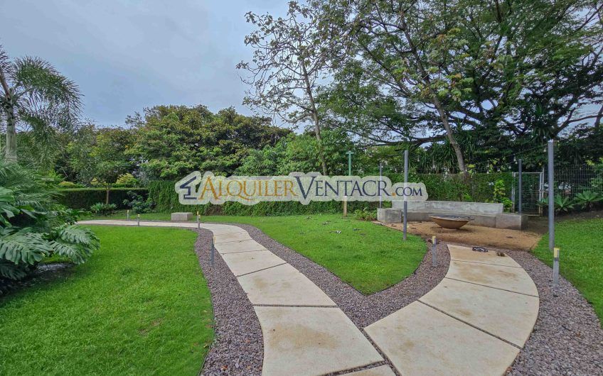 Condo Contemporáneo con amplio jardín en Santa Ana Pozos