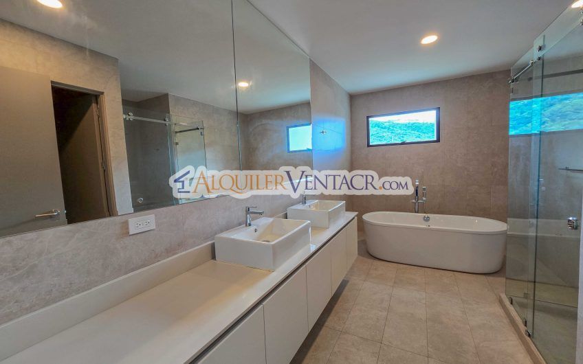 Para estrenar! Lujoso Penthouse con vistas en Escazú Centro