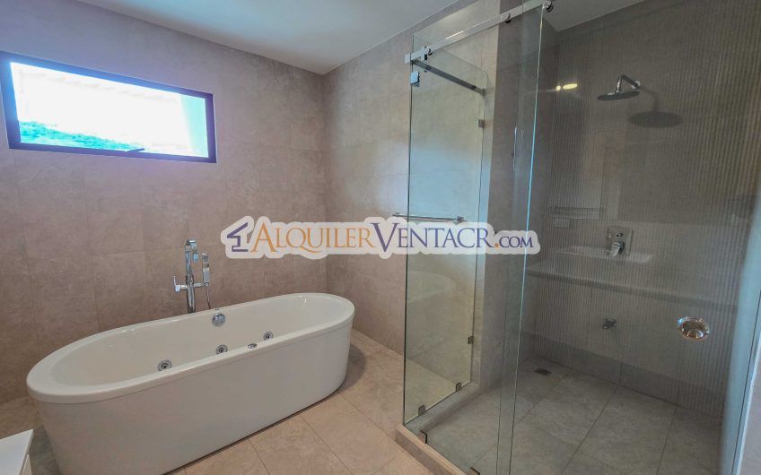 Para estrenar! Lujoso Penthouse con vistas en Escazú Centro